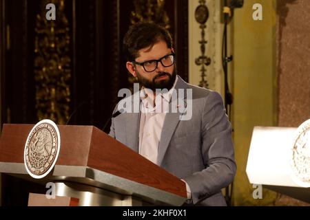 Città del Messico, Messico. 23rd Nov 2022. 23 novembre 2022, Città del Messico, Messico: Il Presidente del Cile, Gabriel boric interviene durante una conferenza informativa dopo un incontro con il Presidente messicano Lopez Obrador nel quadro della loro visita di lavoro in Messico, al Palazzo Nazionale . Il 23 novembre 2022 a Città del Messico. (Foto di Luis Barron/Eyepix Group/Sipa USA) Credit: Sipa USA/Alamy Live News Foto Stock