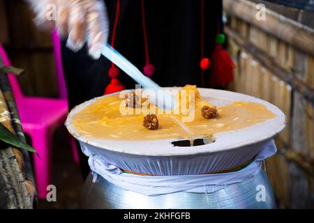 Thai karen etnico gente cucina tradizionale cibo locale snack tribù in vendita viaggio visita e mangiare bevande prodotti nel mercato locale oh poi Foto Stock