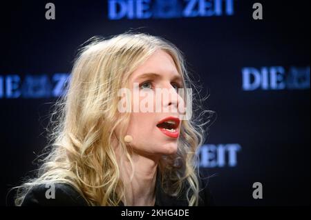 Amburgo, Germania. 23rd Nov 2022. Chelsea Manning, whistleblower USA parla del suo nuovo libro 'README.txt' con l'editore capo di Zeit online. Credit: Jonas Walzberg/dpa/Alamy Live News Foto Stock