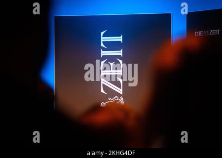 Amburgo, Germania. 23rd Nov 2022. Parte del logo del quotidiano settimanale "Die Zeit" può essere visto su uno striscione. Credit: Jonas Walzberg/dpa/Alamy Live News Foto Stock