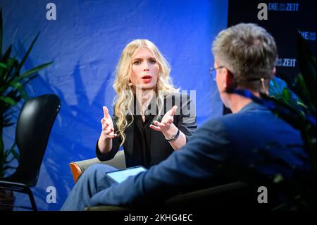 Amburgo, Germania. 23rd Nov 2022. Chelsea Manning, whistleblower USA parla del suo nuovo libro 'README.txt' con l'editore capo di Zeit online. Credit: Jonas Walzberg/dpa/Alamy Live News Foto Stock