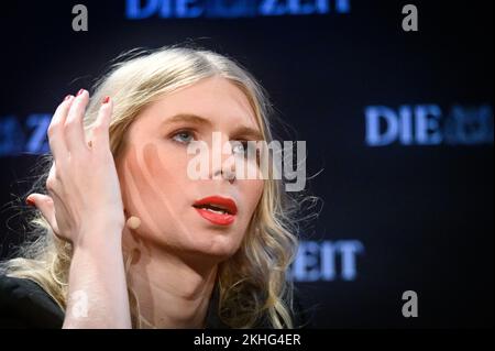 Amburgo, Germania. 23rd Nov 2022. Chelsea Manning, whistleblower USA parla del suo nuovo libro 'README.txt' con l'editore capo di Zeit online. Credit: Jonas Walzberg/dpa/Alamy Live News Foto Stock