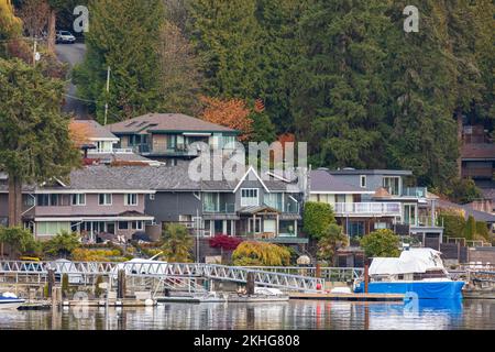 Residenze fronte lago. Case sulle rive dell'Indian Arm North Vancouver BC. Case tranquille e barche sulla baia. Nessuno, foto di viaggio, focus selettivo Foto Stock