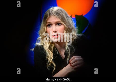 Amburgo, Germania. 23rd Nov 2022. Chelsea Manning, whistleblower USA parla del suo nuovo libro 'README.txt' con l'editore capo di Zeit online. Credit: Jonas Walzberg/dpa/Alamy Live News Foto Stock