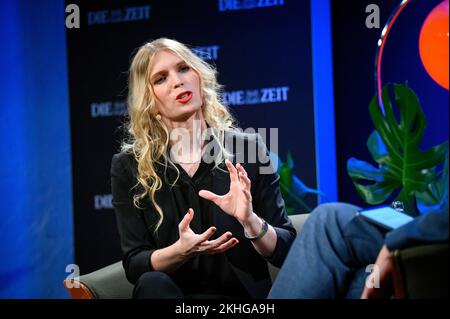 Amburgo, Germania. 23rd Nov 2022. Chelsea Manning, whistleblower USA parla del suo nuovo libro 'README.txt' con l'editore capo di Zeit online. Credit: Jonas Walzberg/dpa/Alamy Live News Foto Stock