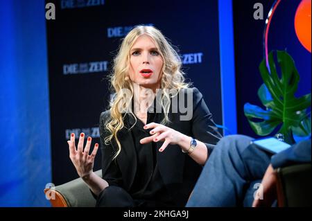 Amburgo, Germania. 23rd Nov 2022. Chelsea Manning, whistleblower USA parla del suo nuovo libro 'README.txt' con l'editore capo di Zeit online. Credit: Jonas Walzberg/dpa/Alamy Live News Foto Stock