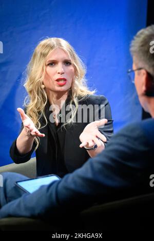 Amburgo, Germania. 23rd Nov 2022. Chelsea Manning, whistleblower USA parla del suo nuovo libro 'README.txt' con l'editore capo di Zeit online. Credit: Jonas Walzberg/dpa/Alamy Live News Foto Stock