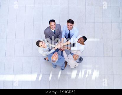 Il lavoro di squadra fa il lavoro di sogno. un gruppo di colleghi che mette le mani sopra l'altro. Foto Stock