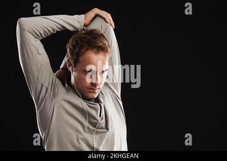 Come ottenere la sua forma fisica su. Studio girato di un bel giovane uomo in abbigliamento sportivo. Foto Stock