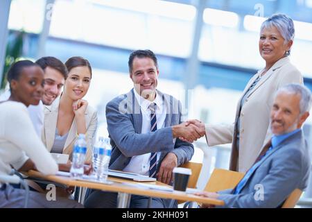 Sulla strada del successo. Un colpo corto di un gruppo vario di uomini d'affari che hanno una riunione. Foto Stock