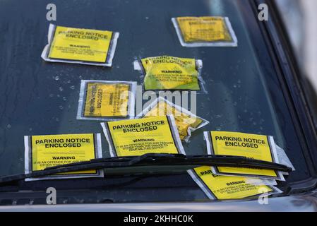 Foto del file datata 29/12/17 di avviso di parcheggio sanzioni fissate attaccate al parabrezza di un'auto, in quanto i conducenti sono stati colpiti da un aumento del 50% del numero di biglietti di parcheggio emessi da aziende private. Foto Stock