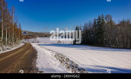 Vacanza nella bella Svezia in inverno su un pomeriggio di sole.with una vista di un lago coperto di neve Foto Stock