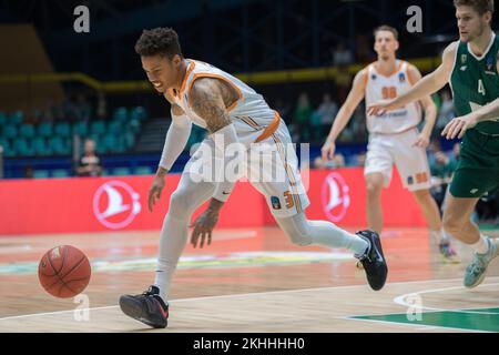 Wroclaw, Polonia, 23rd novembre 2022. 7days Eurocup: WKS Slask Wroclaw (camicie verdi) vs Promitheas Patras (camicie bianche) in Hala Orbita. Foto: #3 Joe Young © Piotr Zajac/Alamy Live News Foto Stock