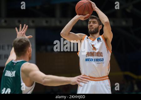 Wroclaw, Polonia, 23rd novembre 2022. 7days Eurocup: WKS Slask Wroclaw (camicie verdi) vs Promitheas Patras (camicie bianche) in Hala Orbita. Foto: #6 Michalis Tsairelis © Piotr Zajac/Alamy Live News Foto Stock