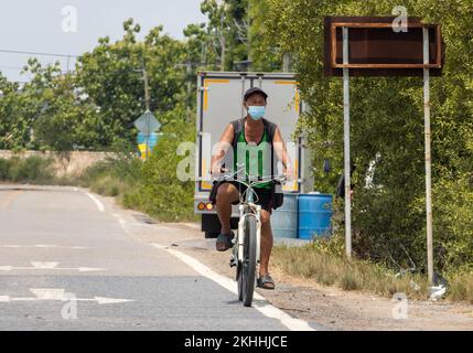 BANGKOK, THAILANDIA, 01 2022 GIUGNO, un uomo in bicicletta sulla strada Foto Stock