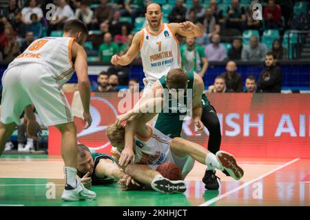 Wroclaw, Polonia, 23rd novembre 2022. 7days Eurocup: WKS Slask Wroclaw (camicie verdi) vs Promitheas Patras (camicie bianche) in Hala Orbita. Foto: © Piotr Zajac/Alamy Live News Foto Stock