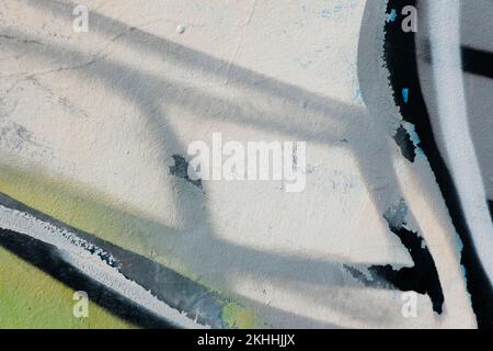 Frammento di vecchio muro di gesso incrinato con pittura graffiti. Parte di colorati graffiti di Street art su sfondo parete. Gioventù, cultura urbana. Bianco Foto Stock
