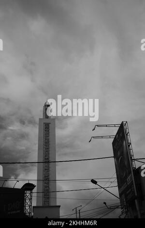 Pangandaran, Giava Occidentale, Indonesia - 28 Ottobre, 2022 : Foto in bianco e nero, Foto monocromatica da una torre nella zona di Pangandaran, Indonesia Foto Stock