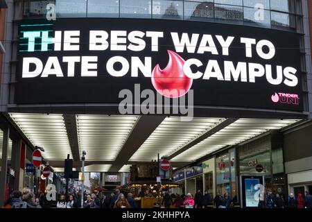 Tinder UNI annuncio con testo The Best Way to Date on Campus. Manchester, Arndale. Foto Stock