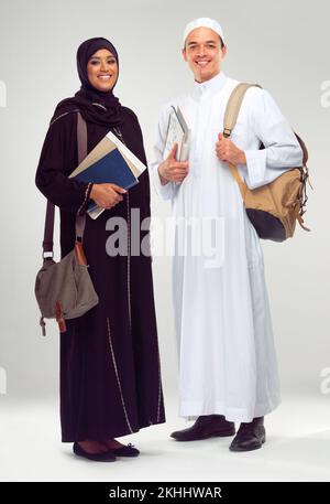 L'istruzione è essenziale. Studio ritratto di due giovani arabi studenti. Foto Stock