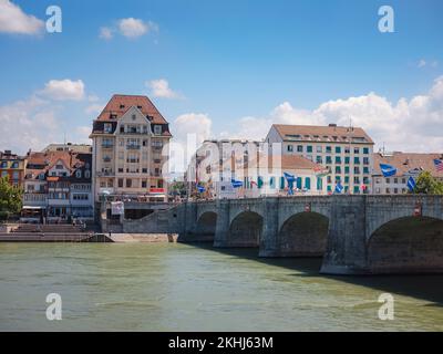 BASILEA, SVIZZERA, 7 LUGLIO 2022: ponte Wetsteinbrucke sul fiume Reno e gli edifici storici della città. Passeggiata attraverso la vecchia città ben conservata in Europa. Foto Stock