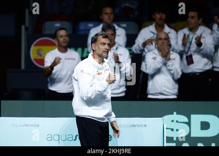 Sergi Bruguera, Capitain di Spagna, celebra un punto di Pablo Carreno di Spagna contro Marin Cilic di Croazia durante la seconda partita di tennis dalla Coppa Davis Finals 2022, round Quarter-Finals, disputata tra Croazia e Spagna il 23 novembre 2022 al padiglione Palacio de Deportes Martin Carpena di Malaga, Spagna - Foto: Oscar J Barroso/DPPI/LiveMedia Foto Stock