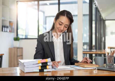 Il contabile asiatico o le mani di ispettore finanziario che fanno il rapporto, il calcolo o l'equilibrio di controllo. Finanze domestiche, investimenti, economia, risparmio di denaro o. Foto Stock