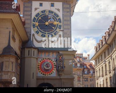 BERNA SVIZZERA, 7 LUGLIO 2022: Edifici storici nel centro di Berna una città vecchia e ben conservata in Europa. Passeggiata attraverso il centro della città, facciate di edifici residenziali Foto Stock