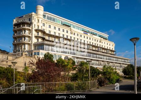 Park Inn, Palace Hotel, by Radisson Palace, su Pier Hill, affacciato sul lungomare di Southend-on-Sea, Essex, Regno Unito. Verde paesaggio Foto Stock