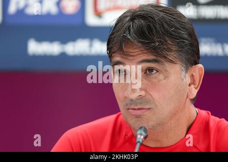 Doha, Qatar. 24th Nov 2022. Capo Coach della Croazia Zlatko Dalic parla ai media durante la conferenza stampa della Croazia al centro di formazione al Ersal 3 a Doha, in Qatar, il 24 novembre 2022. Foto: Goran Stanzl/PIXSELL Credit: Pixsell agenzia foto e video/Alamy Live News Foto Stock