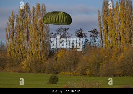 nato paracadutista cielo blu bundeswehr militare tedesco Foto Stock