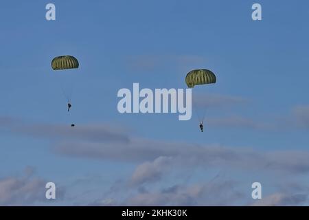 nato paracadutista cielo blu bundeswehr militare tedesco Foto Stock