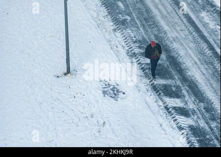 Inverno. Neve. Passers-by nel freddo e gelo durante una nevicata pesante in inverno in un parco alla periferia della città. Foto Stock