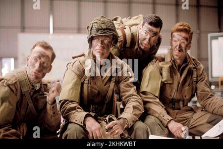 RON LIVINGSTON, NEAL MCDONOUGH, DAMIAN LEWIS E RICK WARDEN IN GRUPPO DI FRATELLI (2001), DIRETTO DA TOM HANKS, DAVID FRANKEL, MIKAEL SALOMON E DAVID LELAND. Credito: DREAMWORKS / Album Foto Stock