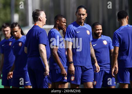 Al-Rayyan, Qatar. 23rd Nov 2022. DOHA - (lr) Coach Louis van Gaal, Denzel Dumfries, Virgil van Dijk, Memphis Depay durante una sessione di formazione della nazionale olandese presso il complesso di formazione dell'Università del Qatar il 24 novembre 2022 a Doha, Qatar. La nazionale olandese si sta preparando per la partita di Coppa del mondo contro l'Ecuador. ANP KOEN VAN WEEL Credit: ANP/Alamy Live News Foto Stock