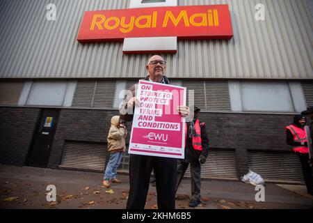 Londra, Inghilterra, Regno Unito. 24th Nov 2022. Il Segretario Generale DELL'Unione dei lavoratori della comunicazione (CWU) DAVE WARD è visto alla linea del picket fuori dall'ufficio di consegna di Camden. (Credit Image: © Tayfun Salci/ZUMA Press Wire) Credit: ZUMA Press, Inc./Alamy Live News Foto Stock