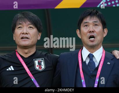 Al Rayyan, Qatar, 23 novembre 2022. L'allenatore Hajime Moriyasu (R) e l'allenatore assistente Akinobu Yokouchi del Giappone canta inno nazionale prima della Coppa del mondo FIFA Qatar 2022 Group e match tra Germania 1-2 Giappone al Khalifa International Stadium in Credit: FAR EAST PRESS/AFLO/Alamy Live News Foto Stock