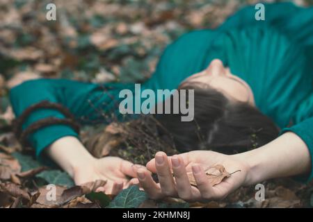 Primo piano signora sdraiata a terra concetto foto Foto Stock