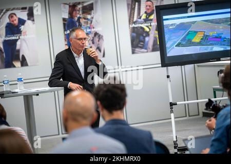 Il CEO di Stellantis Carlos Tavares si rivolge ai giornalisti durante una conferenza stampa presso la fabbrica di automobili Stellantis a Hordain, nel nord della Francia, il 27 ottobre 2022. Il gruppo Stellantis, nato dalla fusione di PSA e Fiat-Chrysler, lancerà la produzione di massa di veicoli commerciali alimentati a idrogeno nella sua fabbrica di Hordain, nel nord della Francia, l'amministratore delegato del costruttore, Carlos Tavares, annunciato il 27 ottobre 2022. Foto di Sarah Alcalay/ABACAPRESS.COM Foto Stock