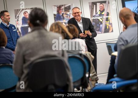 Il CEO di Stellantis Carlos Tavares si rivolge ai giornalisti durante una conferenza stampa presso la fabbrica di automobili Stellantis a Hordain, nel nord della Francia, il 27 ottobre 2022. Il gruppo Stellantis, nato dalla fusione di PSA e Fiat-Chrysler, lancerà la produzione di massa di veicoli commerciali alimentati a idrogeno nella sua fabbrica di Hordain, nel nord della Francia, l'amministratore delegato del costruttore, Carlos Tavares, annunciato il 27 ottobre 2022. Foto di Sarah Alcalay/ABACAPRESS.COM Foto Stock