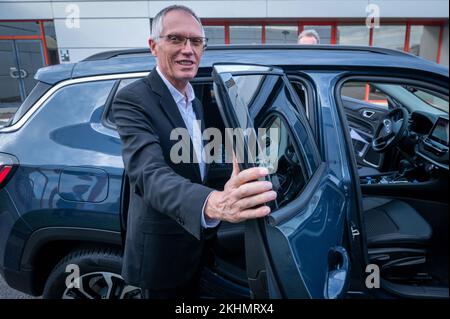 Il CEO di Stellantis Carlos Tavares arriva alla conferenza stampa presso la fabbrica di automobili Stellantis di Hordain, nel nord della Francia, il 27 ottobre 2022. Il gruppo Stellantis, nato dalla fusione di PSA e Fiat-Chrysler, lancerà la produzione di massa di veicoli commerciali alimentati a idrogeno nella sua fabbrica di Hordain, nel nord della Francia, l'amministratore delegato del costruttore, Carlos Tavares, annunciato il 27 ottobre 2022. Foto di Sarah Alcalay/ABACAPRESS.COM Foto Stock