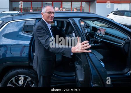Il CEO di Stellantis Carlos Tavares arriva alla conferenza stampa presso la fabbrica di automobili Stellantis di Hordain, nel nord della Francia, il 27 ottobre 2022. Il gruppo Stellantis, nato dalla fusione di PSA e Fiat-Chrysler, lancerà la produzione di massa di veicoli commerciali alimentati a idrogeno nella sua fabbrica di Hordain, nel nord della Francia, l'amministratore delegato del costruttore, Carlos Tavares, annunciato il 27 ottobre 2022. Foto di Sarah Alcalay/ABACAPRESS.COM Foto Stock