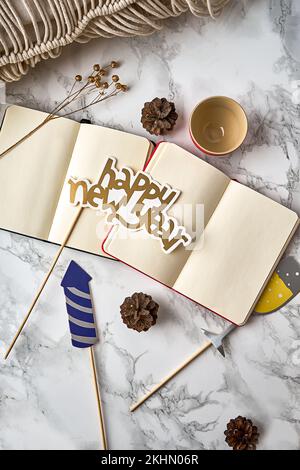 Una vista dall'alto della foto a tema del nuovo anno offre più di due album di schizzo, uno scatto verticale Foto Stock