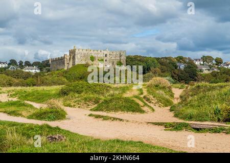 Una vista più distante del Castello di Manorbier sulla costa sud del Pembrokeshire Galles occidentale in un giorno di sole di settembre Foto Stock