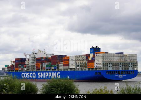 Una grande nave portacontainer da Hong Kong sta navigando sul fiume Elba ad Amburgo Blankenese verso il porto di Amburgo. Foto Stock