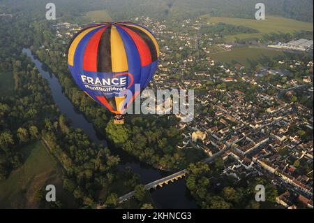 Francia. Seine-et-Marne (77) volo in mongolfiera (vista aerea) sopra il villaggio di Grez-sur-Loing (Vallee du Loing e Foresta di Fontainebleau) Foto Stock