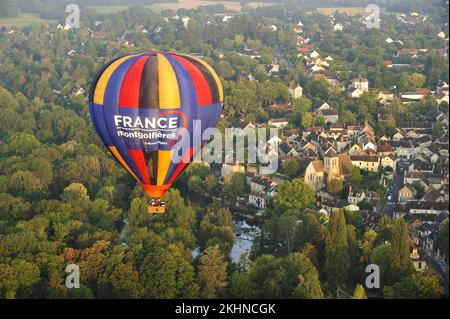 Francia. Seine-et-Marne (77) Vista aerea di una mongolfiera che sorvola il villaggio di Montigny-sur-Loing (valle del Loing) Foto Stock