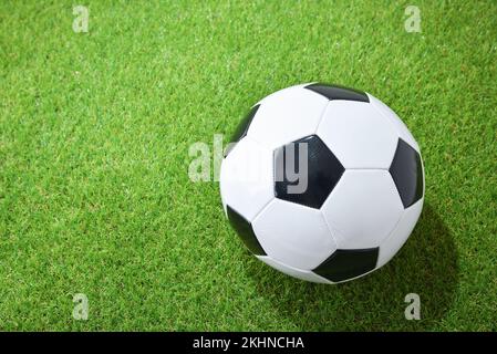 Dettaglio di una palla da calcio sull'erba primo piano. Vista dall'alto. Composizione orizzontale. Foto Stock