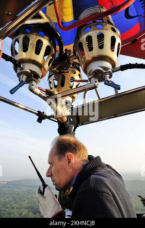 Francia. Seine-et-Marne (77) pilota di mongolfiera che sorvola la valle del Loing con la Francia Montgolfiere Foto Stock