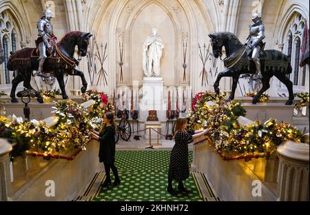 I membri del Royal Collection Trust fanno un tocco finale alle decorazioni della Grand Staircase durante una telefonata fotografica per le decorazioni natalizie al Castello di Windsor, Berkshire. Data immagine: Giovedì 24 novembre 2022. Foto Stock